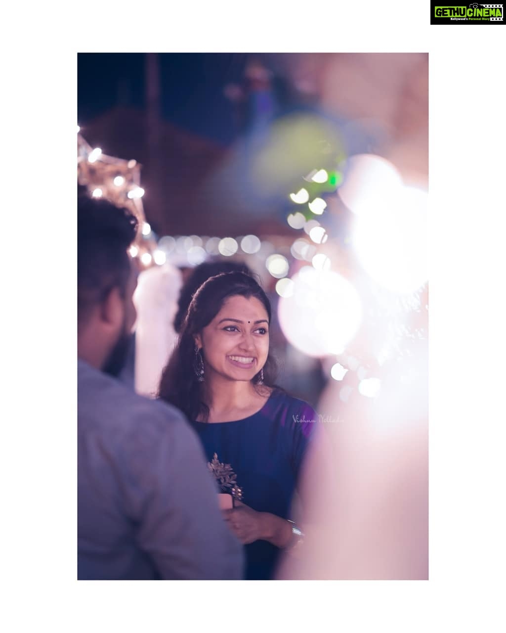 Sija Rose Instagram - Showing off my 29 weird shaped teeth . But still keep smiling . 📷 @vishnunelladu #candid #myfavoriteblue #friendswedding #smiles #kohleyes #kanmani #kannamma