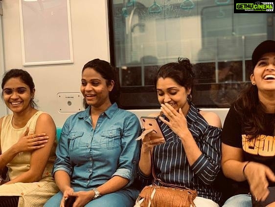 Sija Rose Instagram - Oru kariyum ilathe chirikyunna nammal . 🧚♂@banerjiaparna . 🧛♀@riaa_saira . 🧟♀moi . 🧞♀@sanusha_sanuuu #thanksforbeingthere #endeykootukarigal #ourmetroride #fullcomedy #itsonly100mts