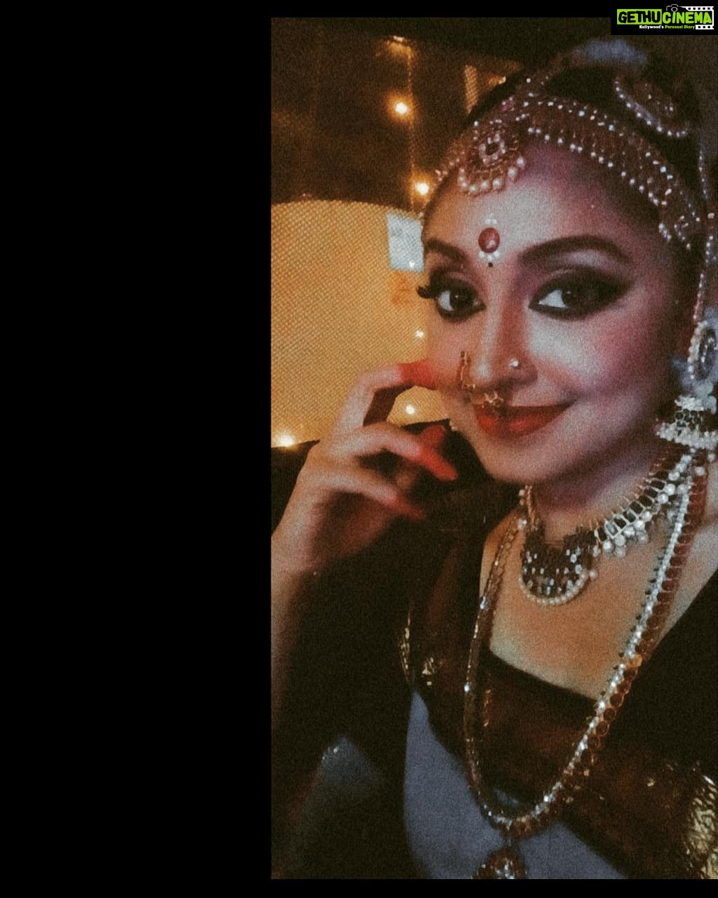 Sija Rose Instagram - 🧞♀ . #dancer #classicaldance #bluenblack #attire #indian #chilanga #gunguru #templesets #selfie #cantrecognise #eye #kohleyes #kanmani #kannamma Kerala