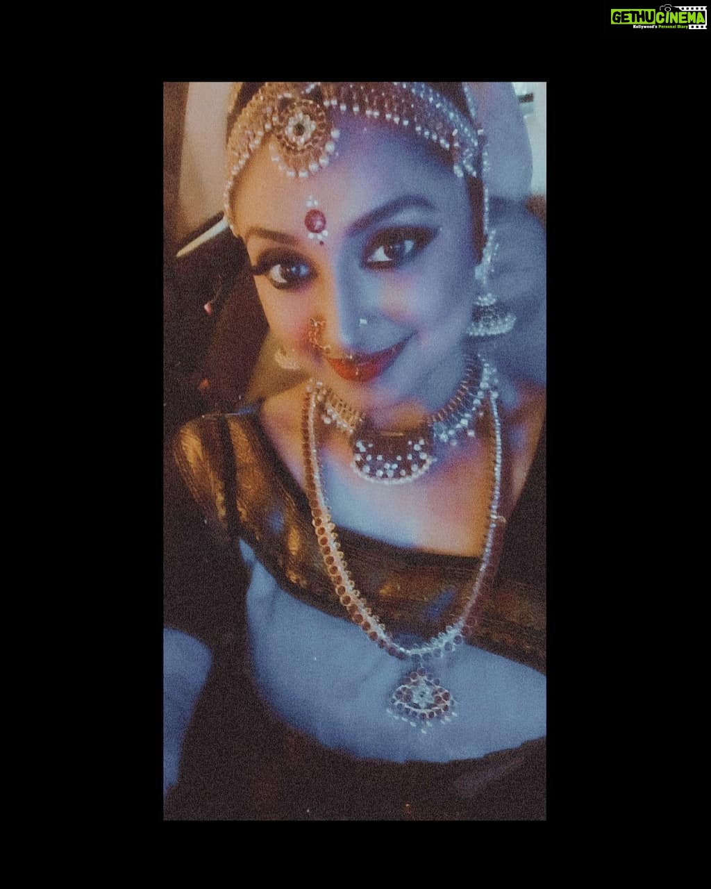 Sija Rose Instagram - "Great poetry and great music do not make great dance . Dance is the ability to make music visual" . #art #dance #dancer #classicalform #thomthomthom #bharatanatyam #chilanga #gunguru #smile #appleofmyeye #indianclassicaldance #bluenblack #kohleyes #kanmani #kannamma
