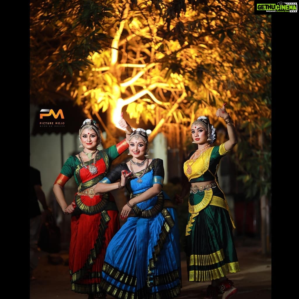 Sija Rose Instagram - Dancing with these lovely ladies @lakshmi.sruthi , Ektha . Guru @vishnukalarpana . 📷 @fahad_fhadu #backtodancing #classicaldance #chilanga #blacknblue #kanmani #appleofmyeye #dancefever #kohleyes #kanmani #kannamma