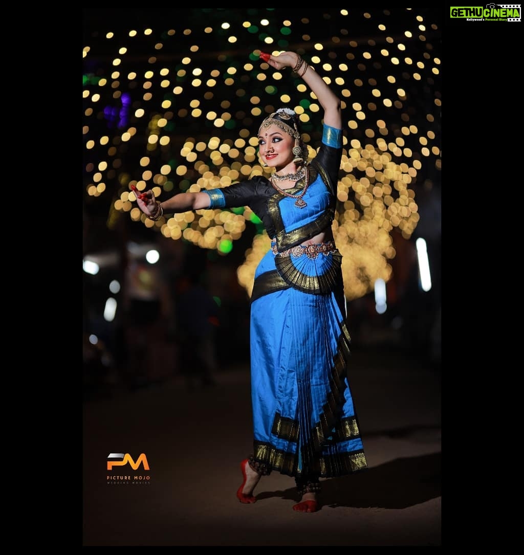 Sija Rose Instagram - 2019 ended up giving me hope, and to believe in myself to pursue what I always loved . That's my promise not only for 2020 ,But forever! . Thank you guru @vishnukalarpana 📷 @fahad_fhadu #backtochilanga #bluenblack #classicaldancer #indianclassicaldance #bharathanatyam #kanmani #appleofmyeye #lifeline #kohleyes #kanmani #kannamma Somewhere Under the Blue Sky