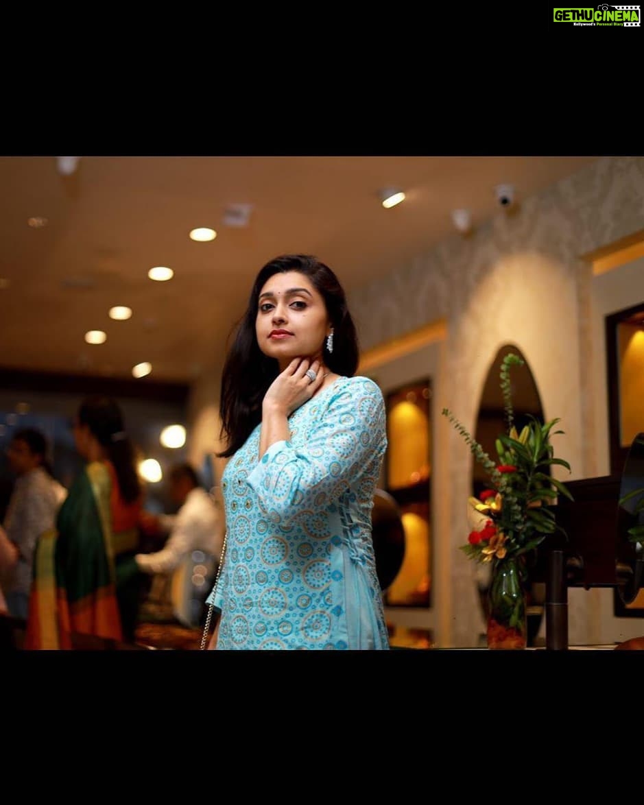 Sija Rose Instagram - Found some intricate pieces from #tanishq . Get adorned with these precious stones . At Tanishq stores Padivattom #kohleyes #kanmani #kannamma
