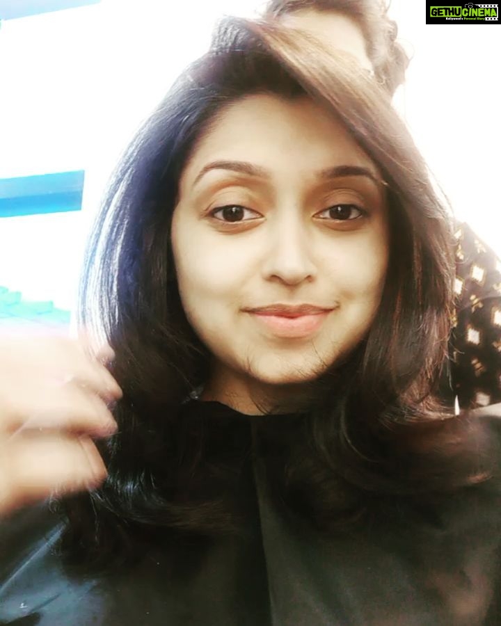 Sija Rose Instagram - WA-LAH . New hairdo . #newhairdo #bouncy #newlook #newlookđź’‡ #stepcut #ilovemyhair #letyourhairdown #kohleyes #kanmani #kannamma Laura salon and spa
