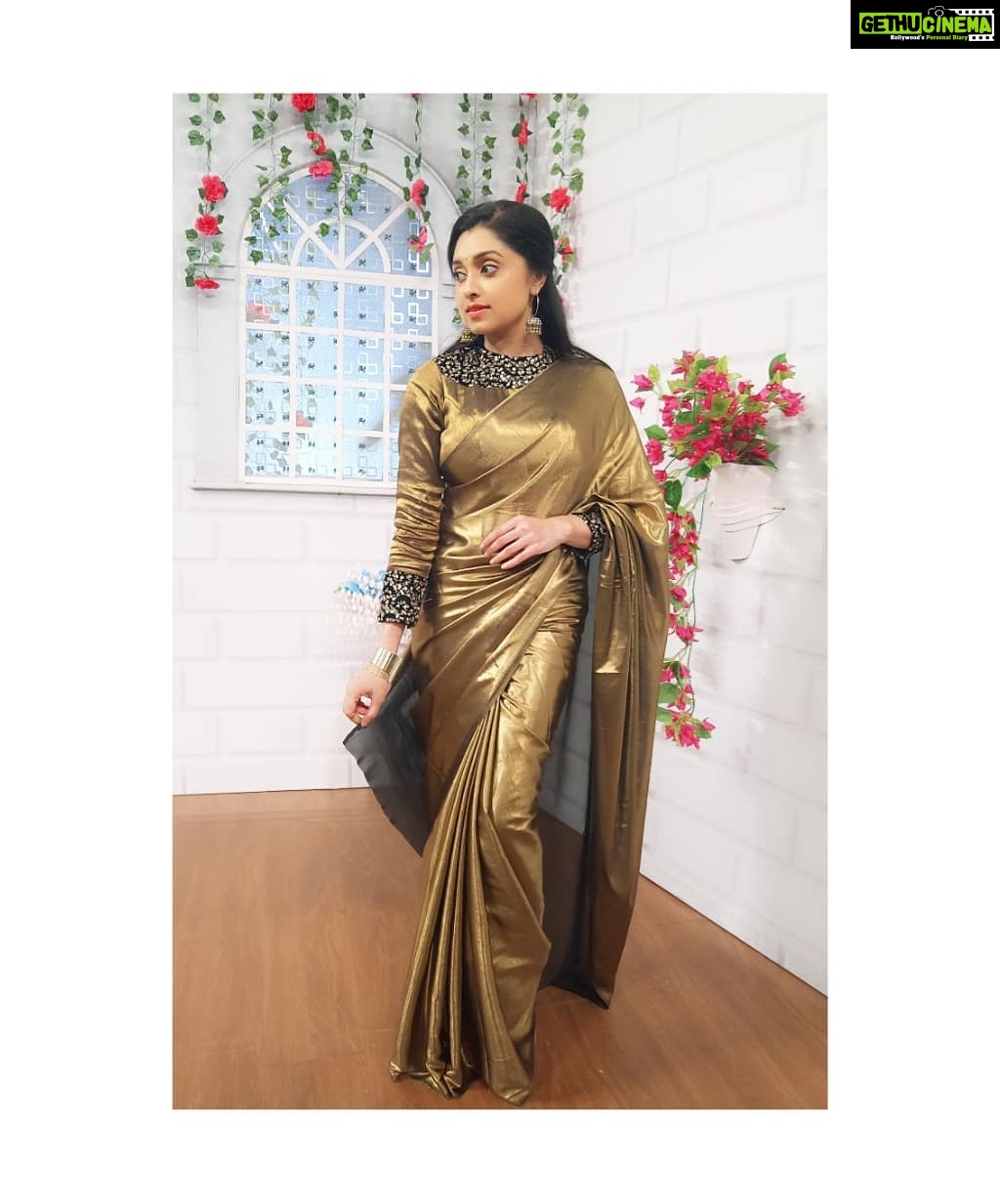 Sija Rose Instagram - GOLD SERIES . Getting Onam ready #flowerschannel Onamkootu Attire: @adhi_adzz_solo @zaista_designer_studio @flowersonair @flowerstvusa Kerala