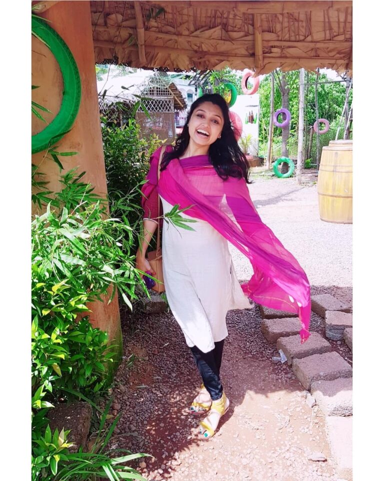 Sija Rose Instagram - ......Lal dupatta ud gaya re bairi hawa ke jhonke se.... . . . Coudn't recollect the joke . But the photographer was humorous . Credit to this Funny photographer @unni_rajan_p_dev . #indianattire❤️ #redshawl #laldupatta #friendshipday #nopictureoffriends #weirdlylaughing #lol #sunnyday #indiangirl #indiangirlstravel #narcissist Chakkarapanthal