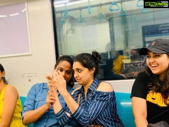 Sija Rose Instagram - Oru kariyum ilathe chirikyunna nammal . 🧚♂@banerjiaparna . 🧛♀@riaa_saira . 🧟♀moi . 🧞♀@sanusha_sanuuu #thanksforbeingthere #endeykootukarigal #ourmetroride #fullcomedy #itsonly100mts