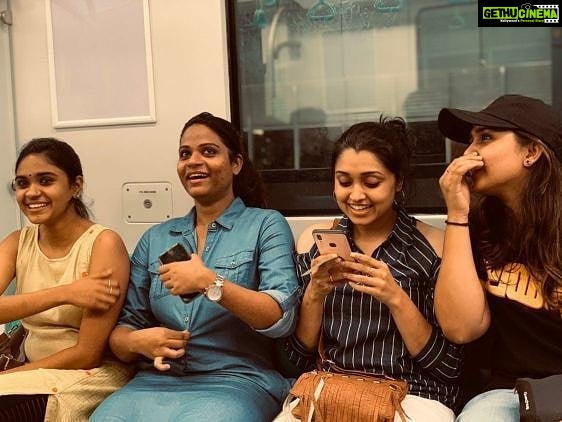 Sija Rose Instagram - Oru kariyum ilathe chirikyunna nammal . 🧚♂@banerjiaparna . 🧛♀@riaa_saira . 🧟♀moi . 🧞♀@sanusha_sanuuu #thanksforbeingthere #endeykootukarigal #ourmetroride #fullcomedy #itsonly100mts