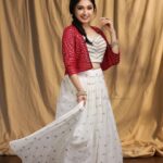 Sija Rose Instagram - Sija Rose wearing Designer georgette flared skirt with sequence work pairing crop top with rich jacket . In frame : @sija_rose_george Photography : @aniesh_upaasana_studio In association with @redfmmalayalam Makeup : @neethu_makeupartist Styling : @leirakuncysiby Jewellery : @ladies_planet_rental_jewellery @silver_andsalt . #swayamvarasilks #redfmmalayalam #glamnglitz #sijarose #sija #malayalamactress #roymovie #roy #latest #malayalam #malayalamactor #celebrity #reelkarofeelkaro #reelsitfeelsit #celebreels #reelsofinstagram #kannadafilm #kannada #kasadathapara #udanpirappe #ootd #style #bhfyp #makeover #traditional #jacket #skirt