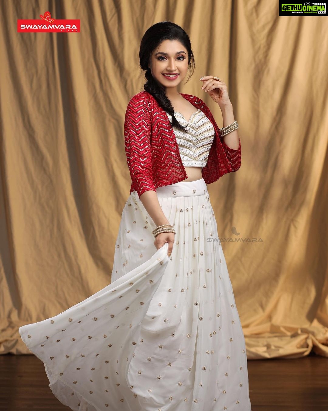 Sija Rose Instagram - Sija Rose wearing Designer georgette flared skirt with sequence work pairing crop top with rich jacket . In frame : @sija_rose_george Photography : @aniesh_upaasana_studio In association with @redfmmalayalam Makeup : @neethu_makeupartist Styling : @leirakuncysiby Jewellery : @ladies_planet_rental_jewellery @silver_andsalt . #swayamvarasilks #redfmmalayalam #glamnglitz #sijarose #sija #malayalamactress #roymovie #roy #latest #malayalam #malayalamactor #celebrity #reelkarofeelkaro #reelsitfeelsit #celebreels #reelsofinstagram #kannadafilm #kannada #kasadathapara #udanpirappe #ootd #style #bhfyp #makeover #traditional #jacket #skirt