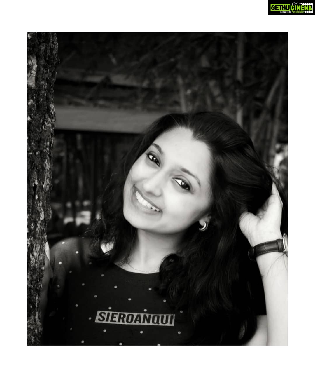 Sija Rose Instagram - I go out of captions . Most of the time . Help me out! #howdoyoucomeupwithsomanycaptions #blackandwhite #myfacethough #somegoodhairdays #letssmile #adaywithfriends #simplyhashtagging #appleofmyeye Munnar