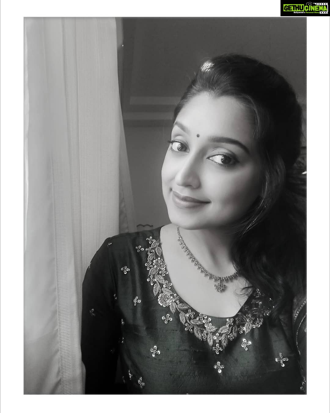 Sija Rose Instagram - Wrapping the green season . #thatsallfornow #thegreendress #abitcolourless #quiteawierdselfie #josalukkas #inauguration #appleofmyeyes #arshiyanainadesignerboutique Theni, India
