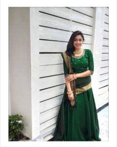 Sija Rose Instagram - At the inauguration for Jos Alukkas at Theni . Dolled up @arshiya_naina ,Thankyou . Go green #josalukkas #pacha #dressup #theni #inaugration #goldenhour #abitofgold Theni, India