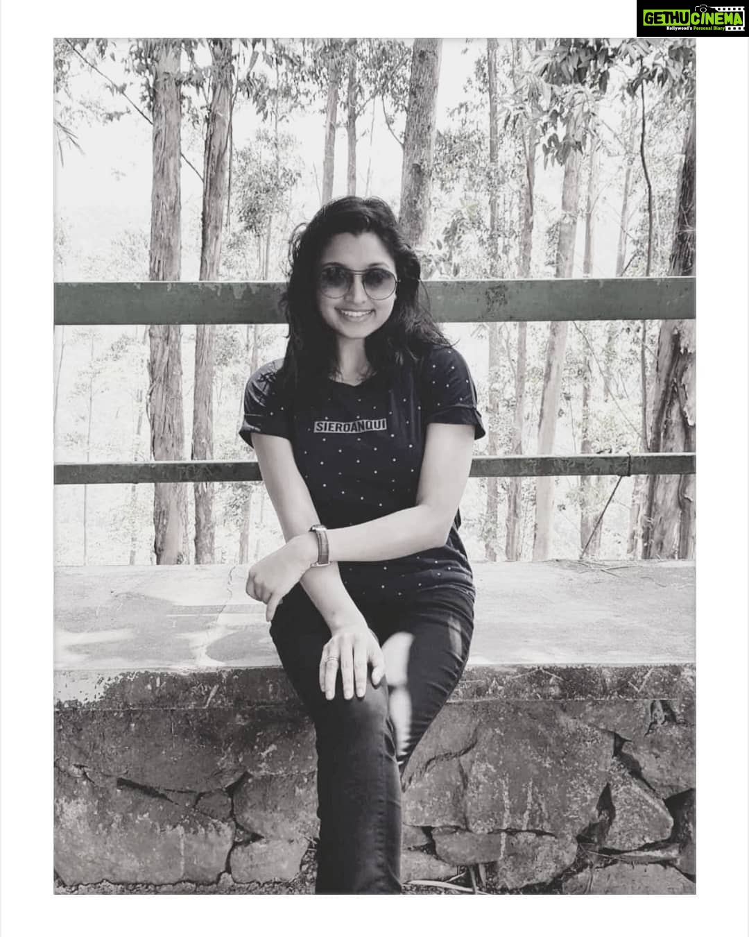 Sija Rose Instagram - A random . truly the only purpose . to get more . likes . and . followers #abitcolourless #amazingfriends #atripdoneright #appleofmyeyes #tosomechillsinthisheat #random #posed Kerala