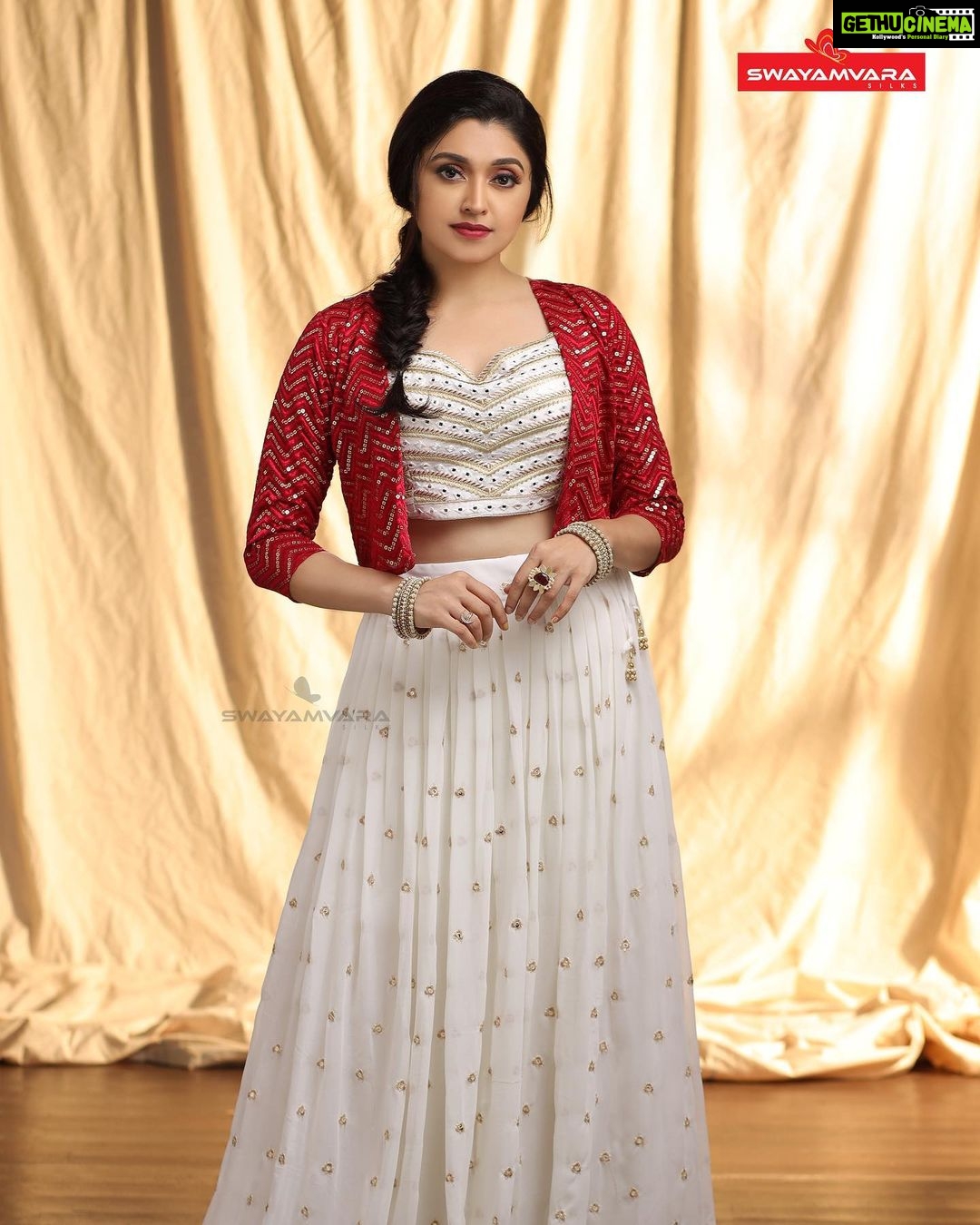Sija Rose Instagram - Sija Rose wearing Designer georgette flared skirt with sequence work pairing crop top with rich jacket . In frame : @sija_rose_george Photography : @aniesh_upaasana_studio In association with @redfmmalayalam Makeup : @neethu_makeupartist Styling : @leirakuncysiby Jewellery : @ladies_planet_rental_jewellery @silver_andsalt . #swayamvarasilks #redfmmalayalam #glamnglitz #sijarose #sija #malayalamactress #roymovie #roy #latest #malayalam #malayalamactor #celebrity #reelkarofeelkaro #reelsitfeelsit #celebreels #reelsofinstagram #kannadafilm #kannada #kasadathapara #udanpirappe #ootd #style #bhfyp #makeover #traditional #jacket #skirt