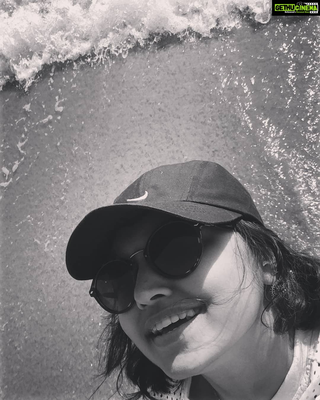 Sija Rose Instagram - *Shade* Looking forward to the week to start with a celebration, working with a faster pace, and getting things on track. Because we have lot to achieve as 'Time is precious' #shade #loveforbeaches #staypositive