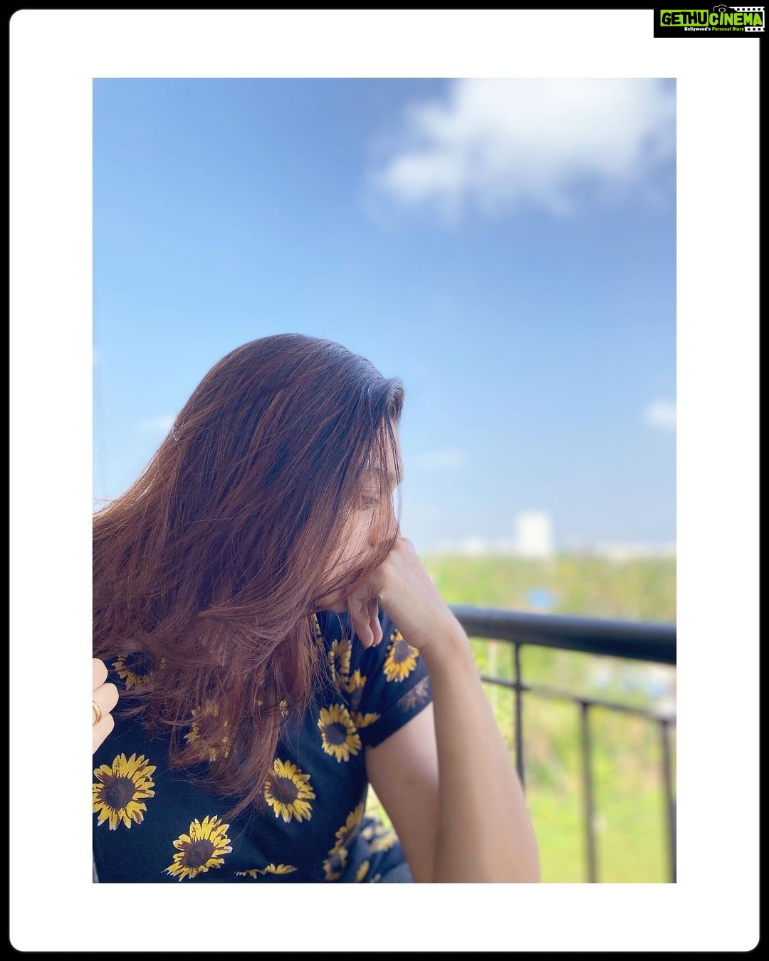 Sija Rose Instagram - Just another lazy day 💕 🌻 . . Hair colour @glam_salonandspa