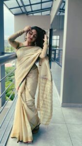Sija Rose Instagram - Going filmy with this song! . When your friends dress you up and click good pictures (RARE)!!! @riaa_saira @lakshmi.sruthi . #tofriendship #imialwaysinsaree #drape #tamil #song #thooriga #reels .