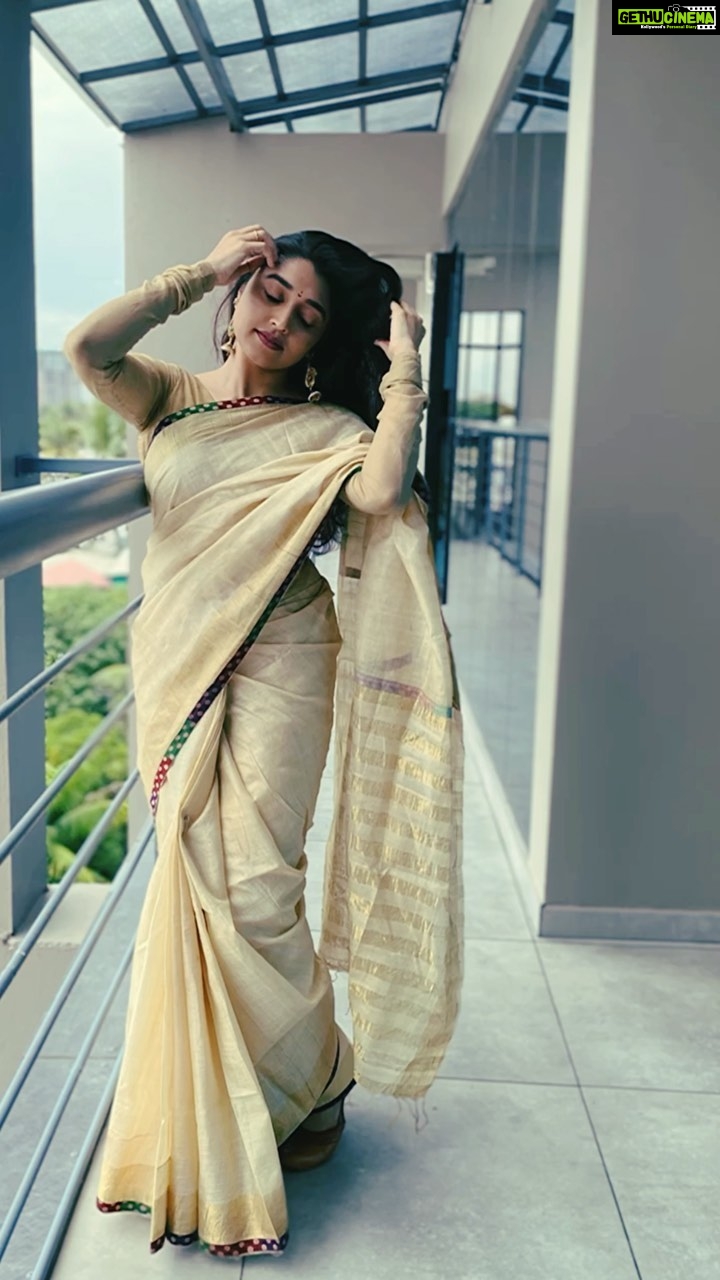 Sija Rose Instagram - Going filmy with this song! . When your friends dress you up and click good pictures (RARE)!!! @riaa_saira @lakshmi.sruthi . #tofriendship #imialwaysinsaree #drape #tamil #song #thooriga #reels .