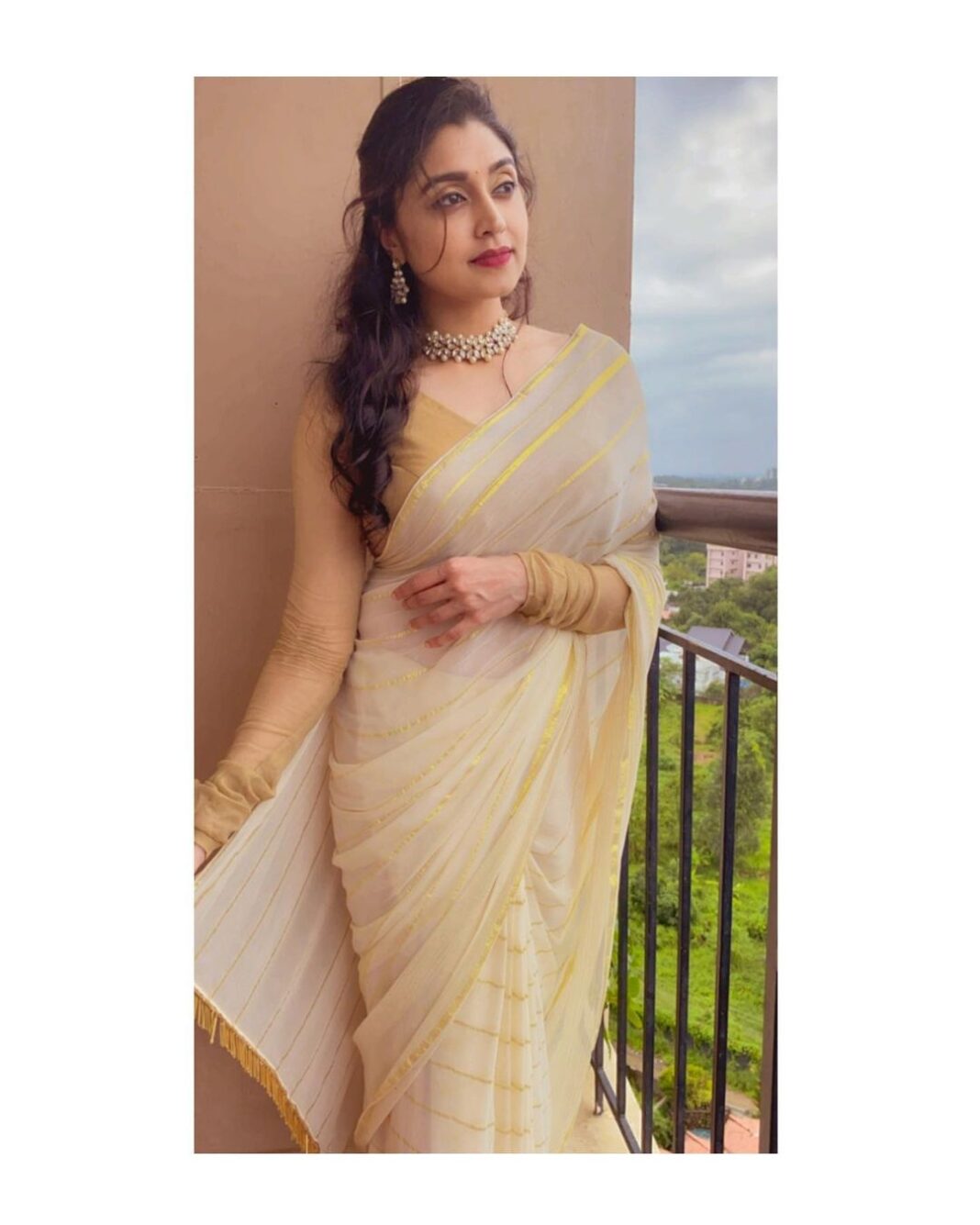 Sija Rose Instagram - Getting into the Onam vibe! ✨
.
Have a safe celebration
.
Attire: @khajuraho_boutique_
Dolled by : @makeupbychristeena
Thank you @keepitstylish_by_ammu 🥰
📷: when mom tries her best in capturing me
.
#onamvanalo #Kodiuduthallo #unnichaadimaranjallo
#instafashion #sijarose #saree Sija Rose Instagram - Getting into the Onam vibe! ✨ . Have a safe celebration . Attire: @khajuraho_boutique_ Dolled by : @makeupbychristeena Thank you @keepitstylish_by_ammu 🥰 📷: when mom tries her best in capturing me . #onamvanalo #Kodiuduthallo #unnichaadimaranjallo #instafashion #sijarose #saree
