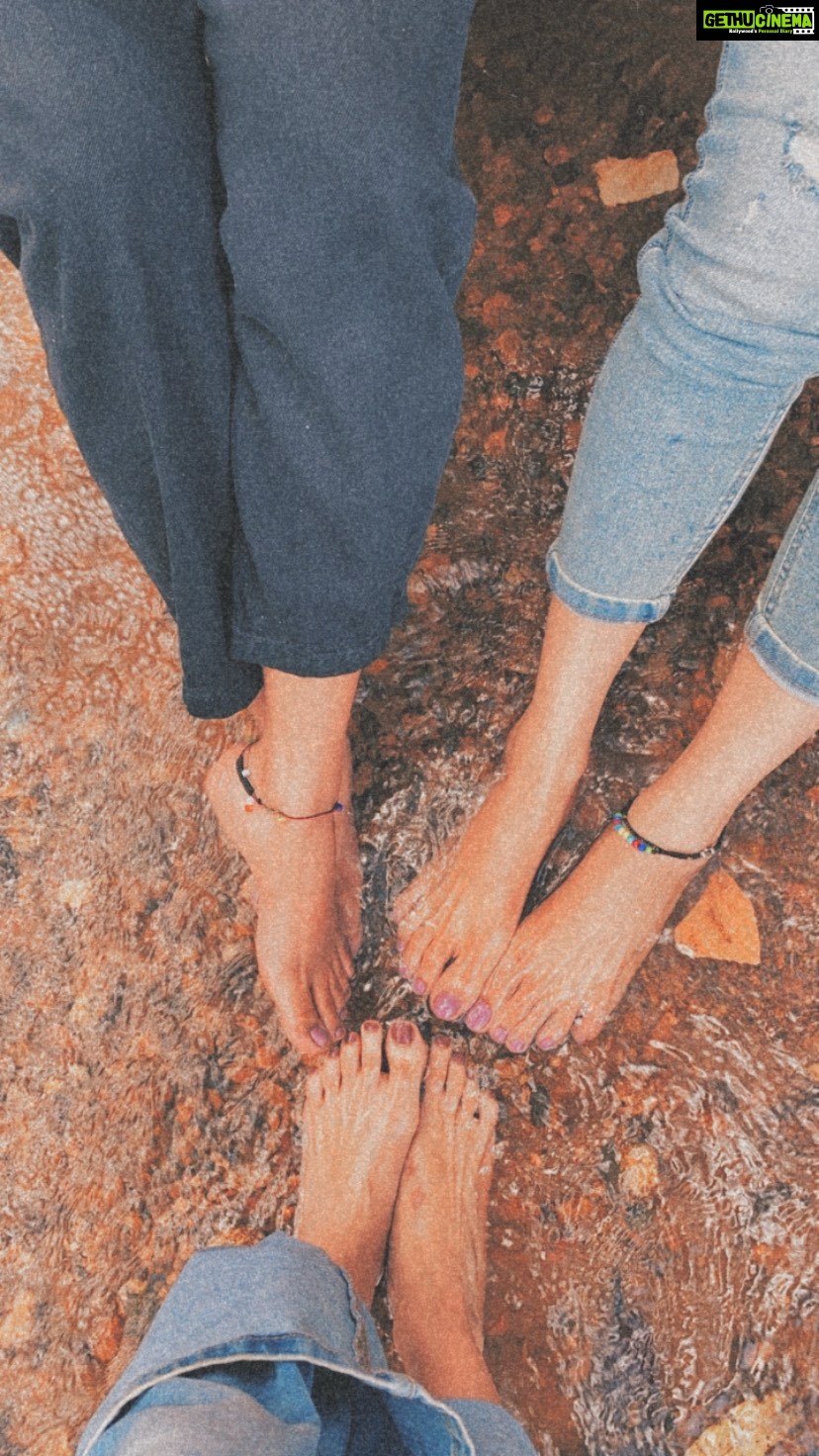 Sija Rose Instagram - Dum dum dam dammakuu Dum dum dam damakku Dum dum dum! . A small detour on our way back from munnar. Found a quite stream and stopped by.rest as seen made friends, had coco, and enjoyed the sunset ! Cheers @riaa_saira @lakshmi.sruthi . #reels #reelsindia