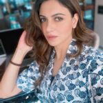 Simran Kaur Mundi Instagram – My #OfficeLook 🙌
.
.
#workmode #pose #selfie #dontfeellikeworking #😫 #goodhairday #ootd #officewear #naturalmakeuplook