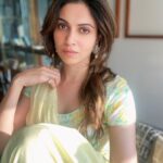 Simran Kaur Mundi Instagram - A very rare straight face frontal😳 #desi