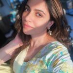 Simran Kaur Mundi Instagram – The lighting was worth damaging my retinas💛 #desi #sunkissed