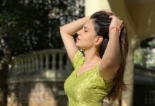 Simran Kaur Mundi Instagram - Dhoop did not let me take a good picture🤨😑 #frowning #sun #scorchingsun #😫