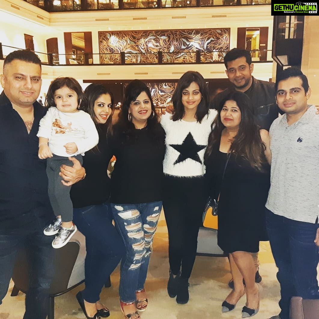 Sneha Ullal Instagram - My schoolies and some new ðĪŠð @mansibajajf @mohitfatnani @priyanka_salla @ppratik2117 @shilpabathija @avimittalofficial and #moi ðĪŠððŦððŦðð Taj Lands End, Mumbai