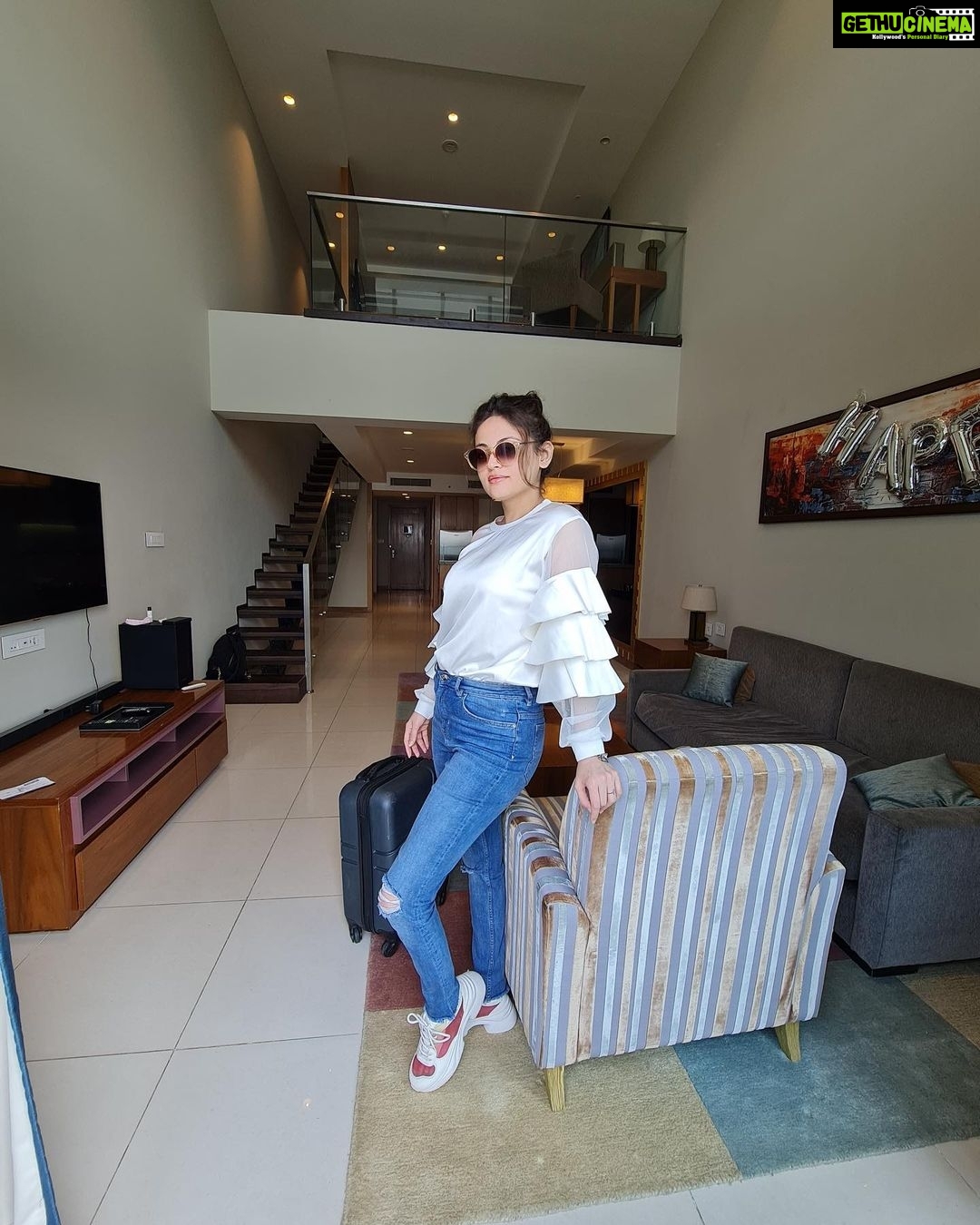 Sneha Ullal Instagram - My home in Hyd,a perfect blend of luxury & homeliness.The #duplex at @oakwoodresidencekapilhyderabad is by far the best room ive stayed in all through my career in Hyd.Its become my home now.All the rooms here are super spacious and has got all the amenities to make me feel at home.Thank you @stayoakwood for taking such good care of me.Until we meet again. π¨ π¨ π¨ π¨ π¨ #snehaullal #serviceapartment #luxury #duplex #hyderabad Oakwood Residence Kapil Hyderabad