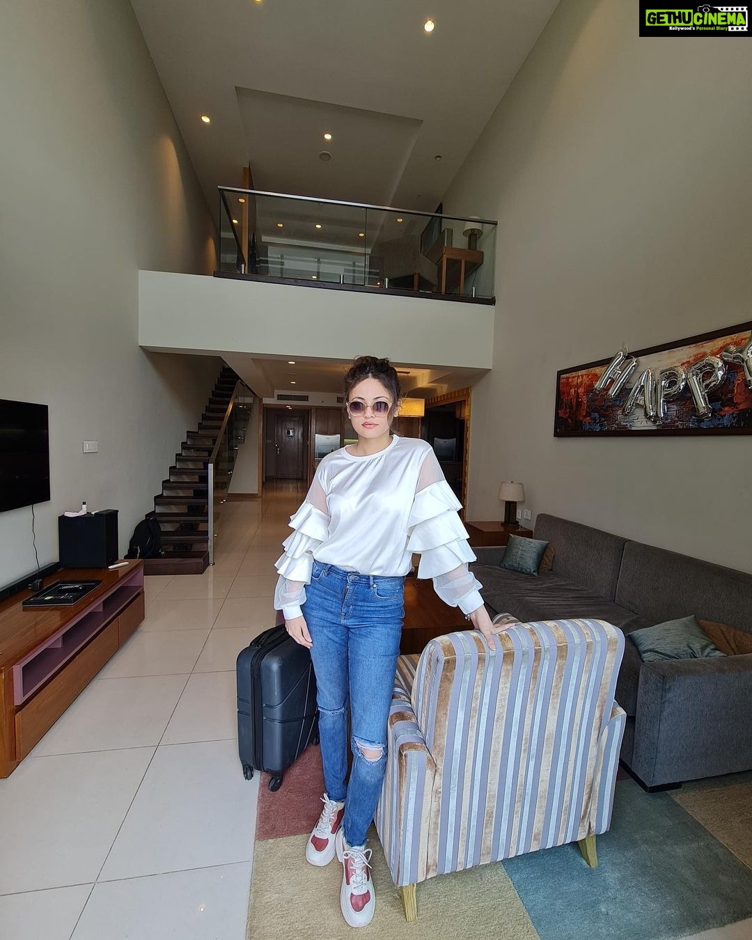 Sneha Ullal Instagram - My home in Hyd,a perfect blend of luxury & homeliness.The #duplex at @oakwoodresidencekapilhyderabad is by far the best room ive stayed in all through my career in Hyd.Its become my home now.All the rooms here are super spacious and has got all the amenities to make me feel at home.Thank you @stayoakwood for taking such good care of me.Until we meet again. π¨ π¨ π¨ π¨ π¨ #snehaullal #serviceapartment #luxury #duplex #hyderabad Oakwood Residence Kapil Hyderabad