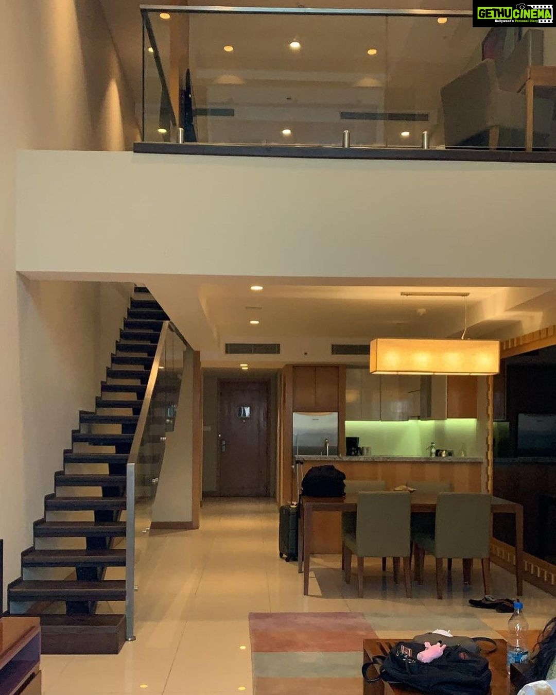 Sneha Ullal Instagram - My home in Hyd,a perfect blend of luxury & homeliness.The #duplex at @oakwoodresidencekapilhyderabad is by far the best room ive stayed in all through my career in Hyd.Its become my home now.All the rooms here are super spacious and has got all the amenities to make me feel at home.Thank you @stayoakwood for taking such good care of me.Until we meet again. π¨ π¨ π¨ π¨ π¨ #snehaullal #serviceapartment #luxury #duplex #hyderabad Oakwood Residence Kapil Hyderabad