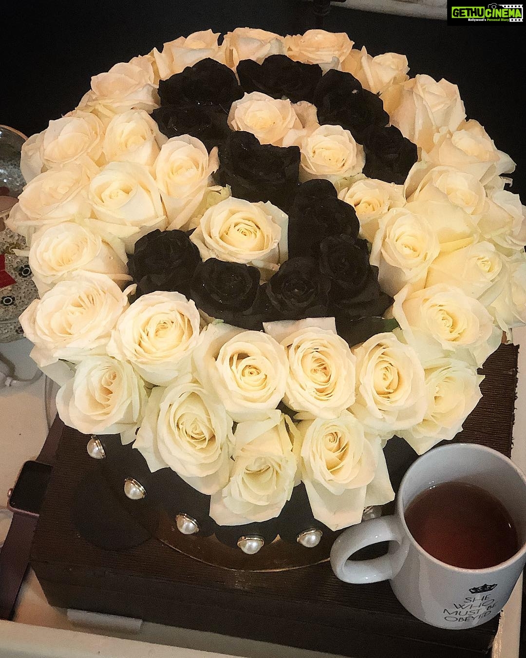 Sneha Ullal Instagram - Oh my gosh i’m so in love #blackandwhiteroses #myfav