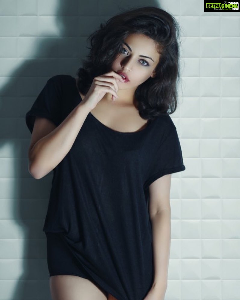 Sneha Ullal Instagram - A strong man can handle a strong women,but a weak man will say “she has an attitude”