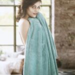 Sneha Ullal Instagram – Let her sleep for when she wakes she will move mountains
#obsessedwithblankets 👈🏻#cantbelievetheresahashtagforthat