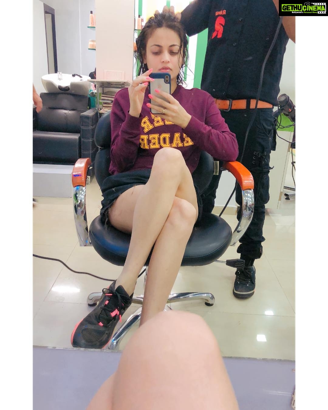 Sneha Ullal Instagram - Rare rare times when i choose going to a parlour over anything else.Hair wash emergencies