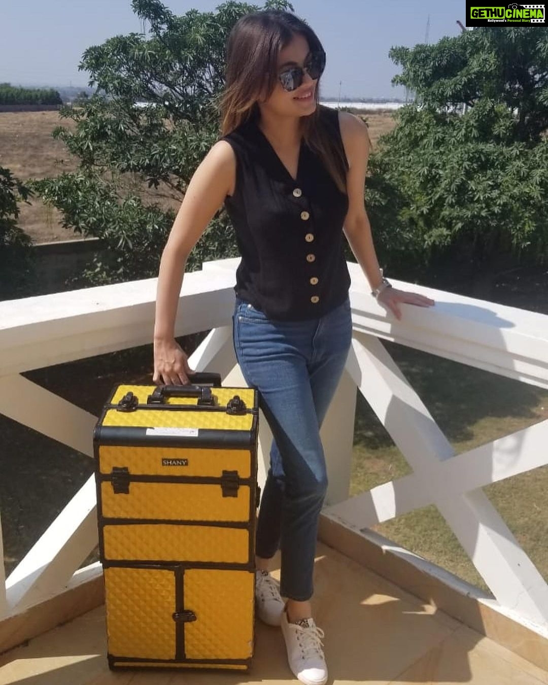 Sneha Ullal Instagram - Outdoors 🙏🏻 #snehaullal