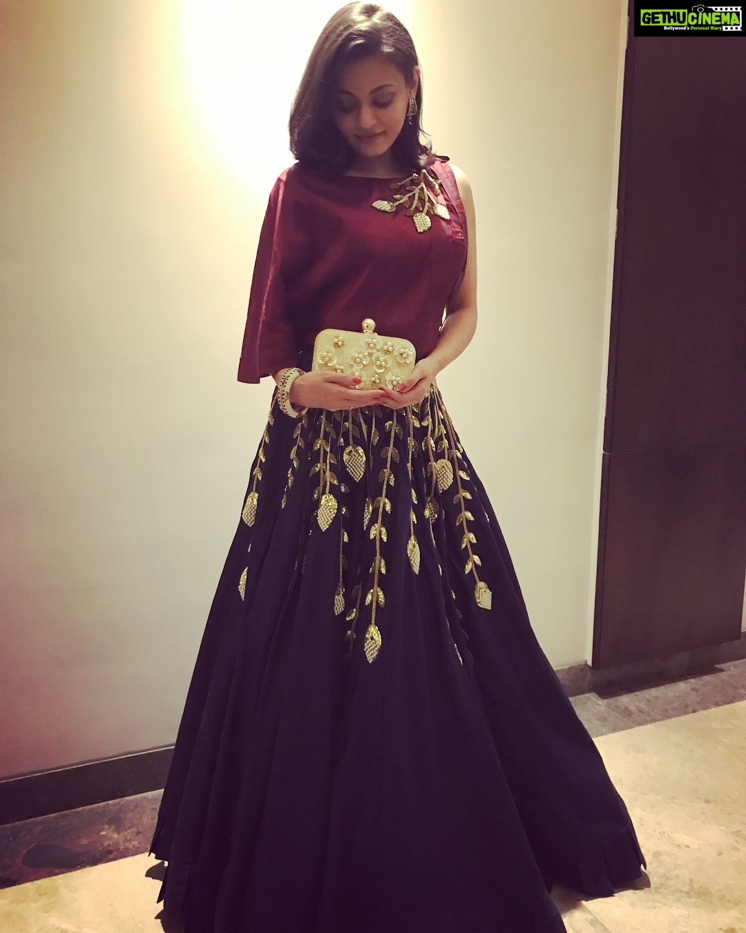 Sneha Ullal Instagram - Navratri in Bikaner Styled ππ» by @stylist_hemu Assisted by #teamhemu Outfit π - @sionnahpretcouture Clutch πΌ @bogaaccessories Heels π @paioshoes Lagti hu na heroine type ki?π Bikanir Rajasthan