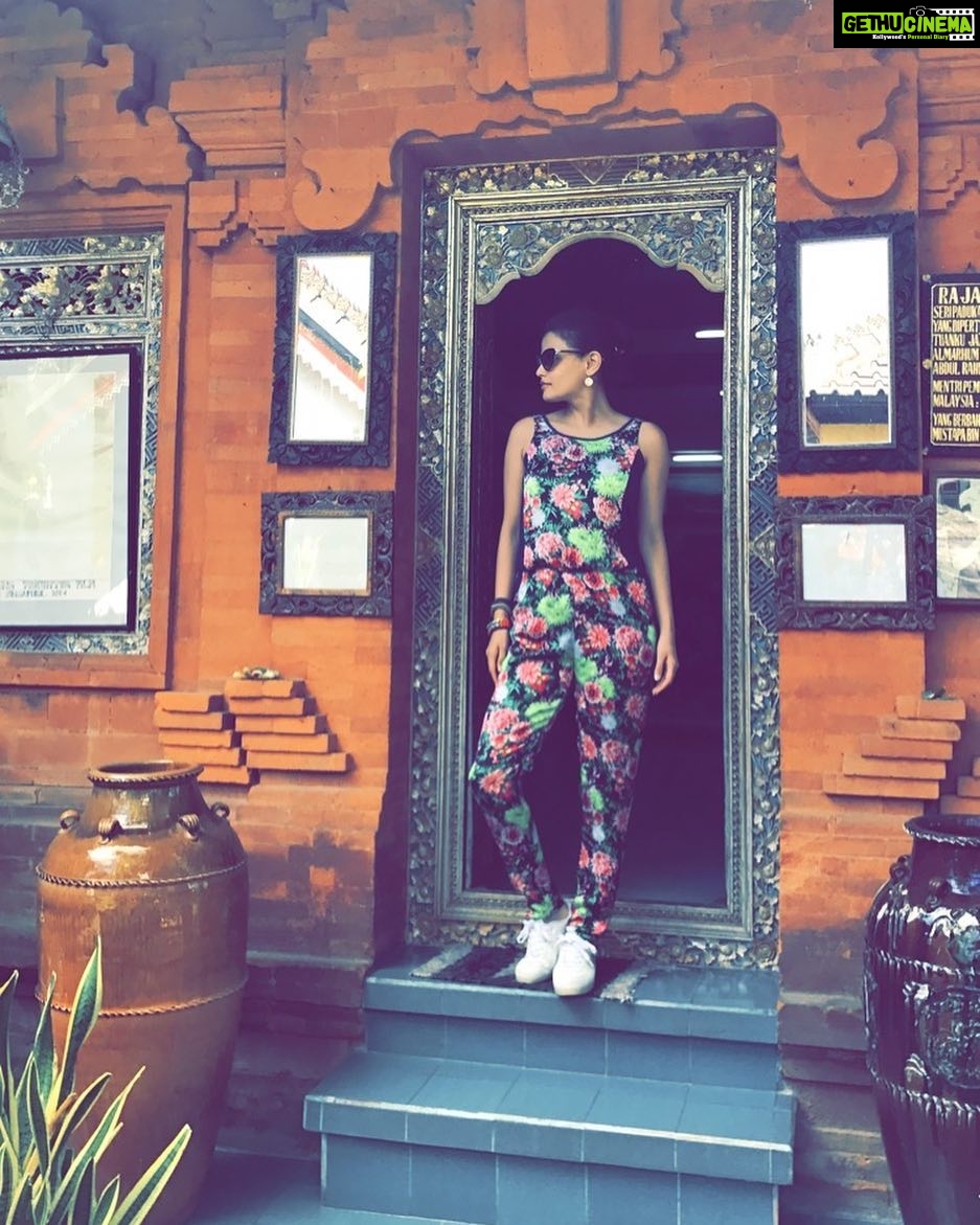 Sneha Ullal Instagram - Shopping for Art.Hopefully will find something that speaks to me. Batuan Desa Seni Dan Budaya