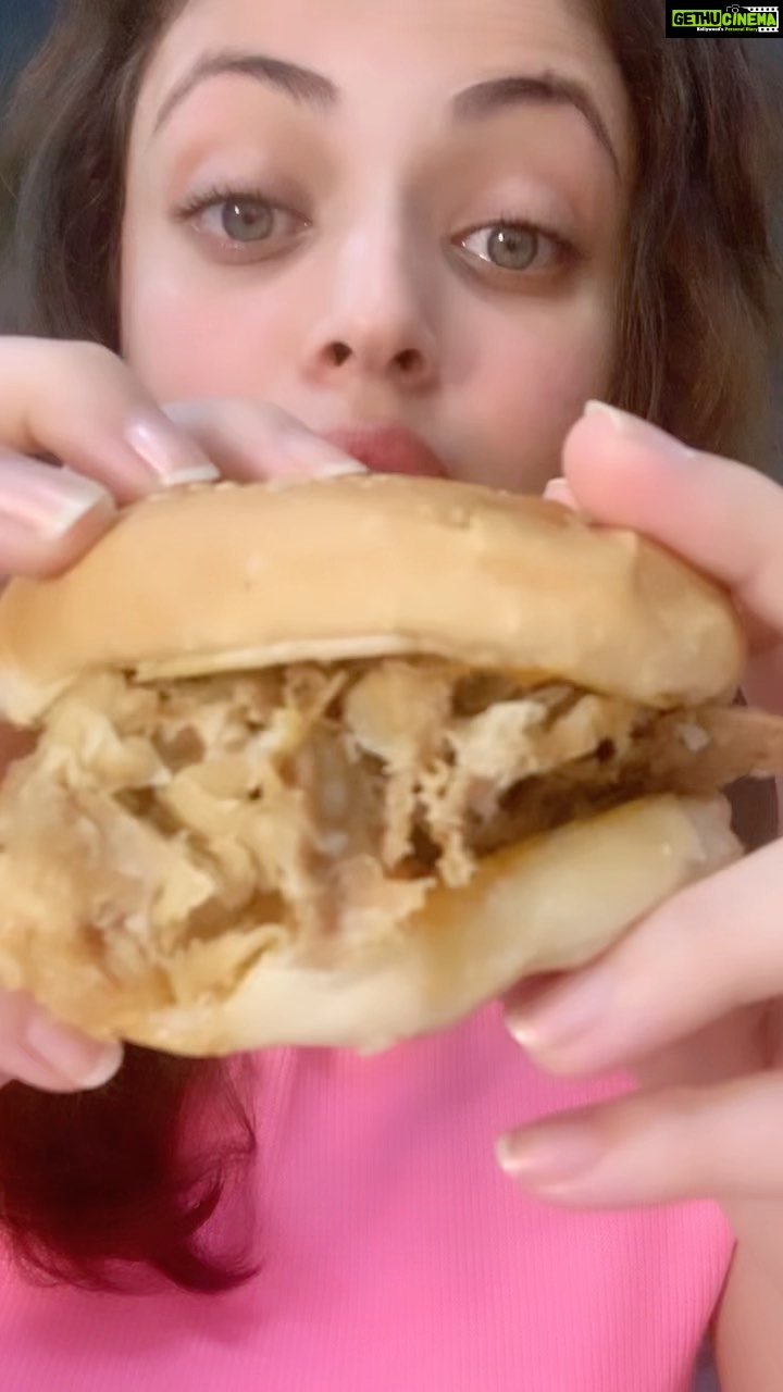 Sneha Ullal Instagram - Vegicken burger, unmuttom kheema pao,unchicken nuggets,unmutton biryani and more.You have to try these at @gooddoofficial @gooddot .Its plant-based foods that taste so good AND NO ONE WAS HARMED TO MAKE THIS FOOD.Come join me in my happy life,my loving world and my cruelty free choices.#snehaullal #vegan #crueltyfree @gooddot @gooddoofficial