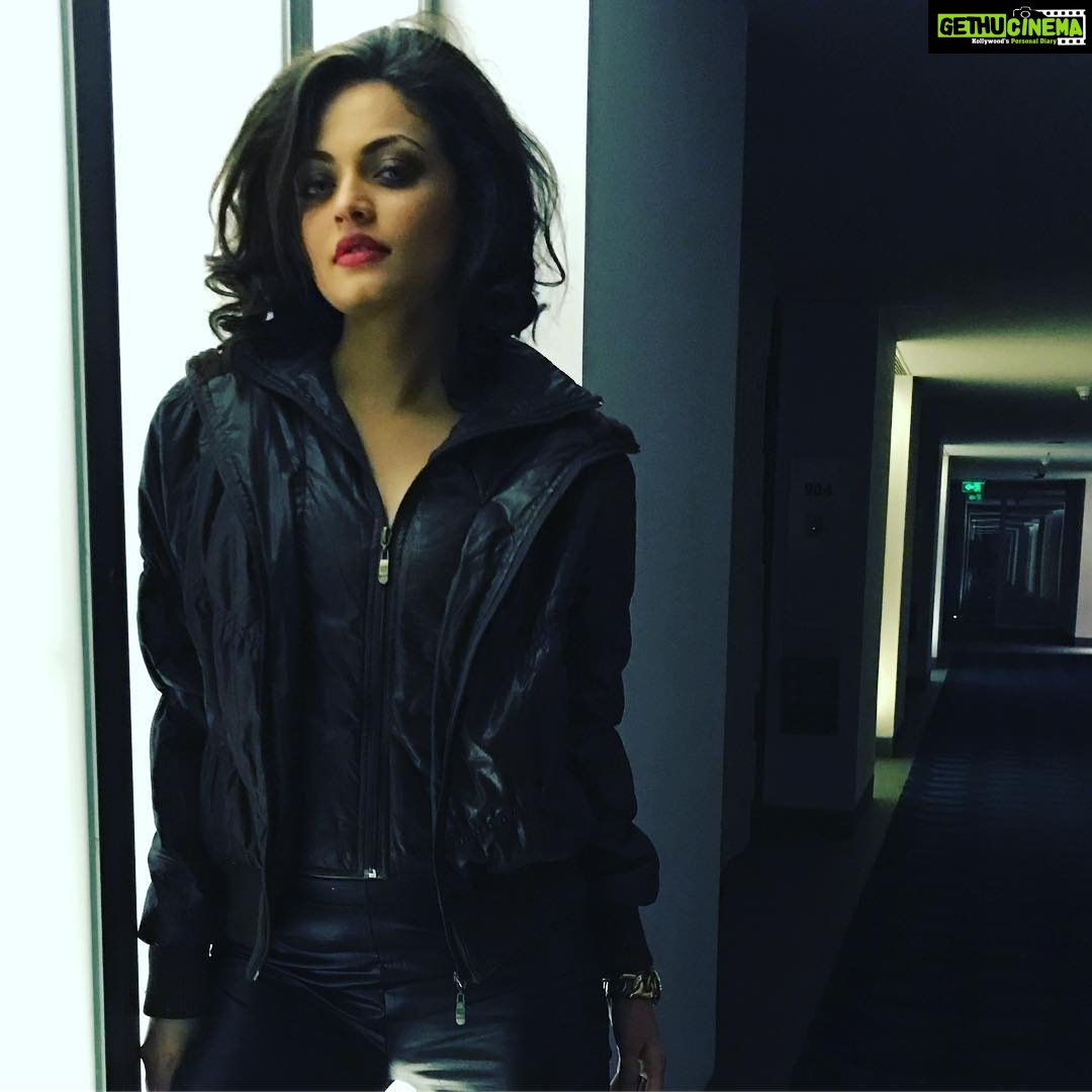 Sneha Ullal Instagram - Apun kaun????? #2017isgoingtobeamazing
