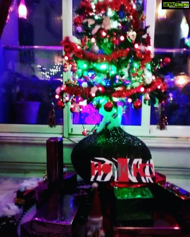 Sneha Ullal Instagram - Merry Christmas hohoho #myfavorite #mychristmastree My polar express
