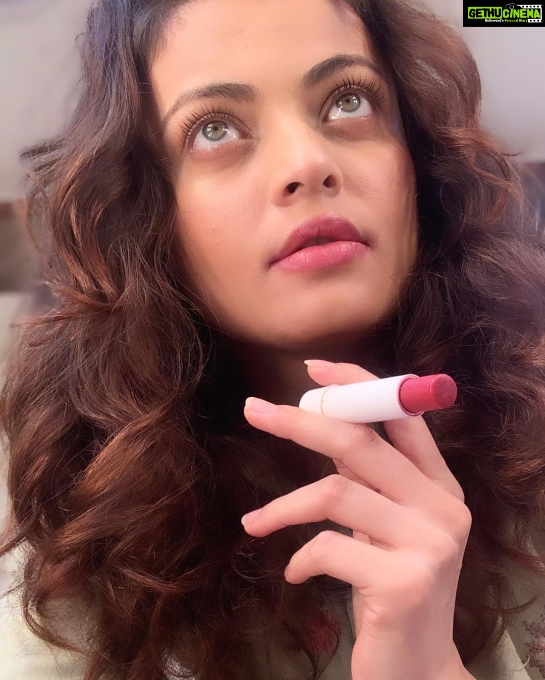 Sneha Ullal Instagram - Did you know i am addicted to lip balms.Its a must have for me in my purse,i have a variety of them,all are from cruelty-free brands and its sometimes the only makeup i wear. #crueltyfree #snehaullal @makeupbybeljane @hairmakeupjosephinec