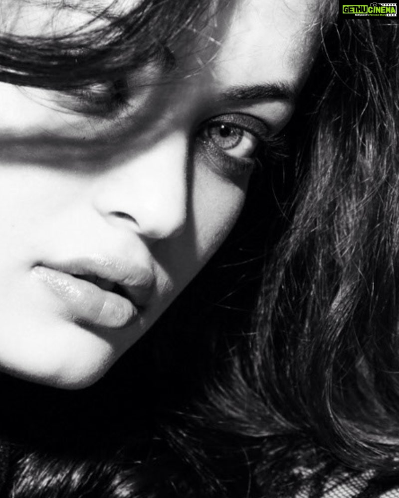 Sneha Ullal Instagram - GIRL-"theres not much to know about me,i mean look at me"😕 BOY-"i am"😍 #fiftyshades