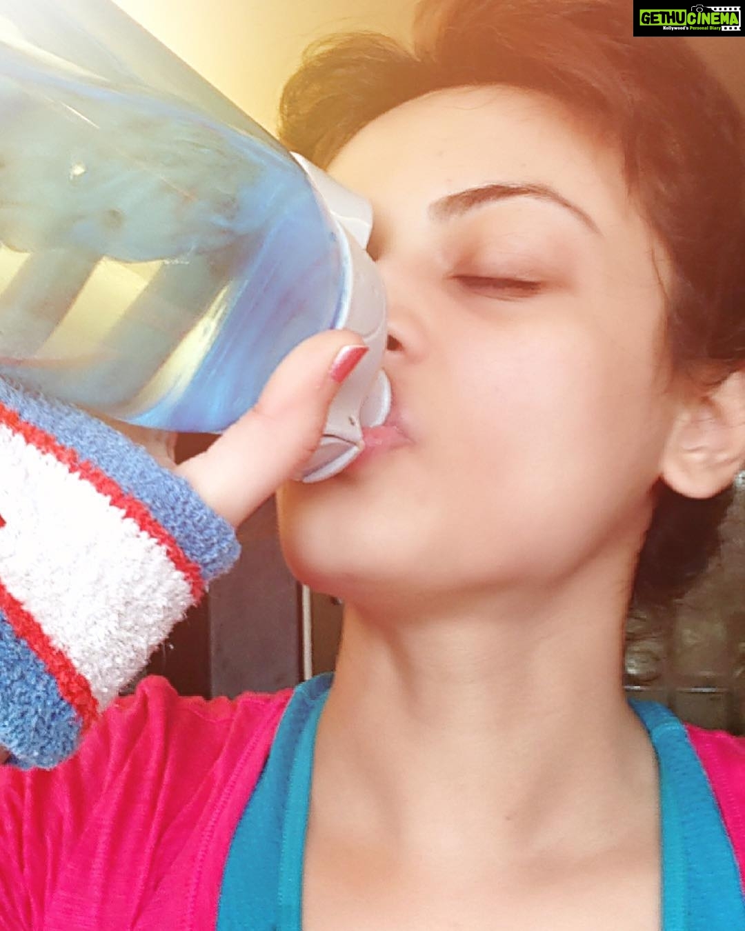 Sneha Ullal Instagram - Hydrate #h2o #workoutmode #happygymday