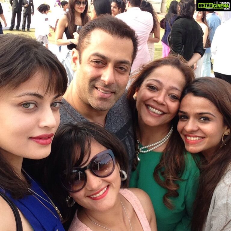 Sneha Ullal Instagram - A selfie with Salman at Arpita's baby shower..Thank god no one is pouting.Happy Valentines day