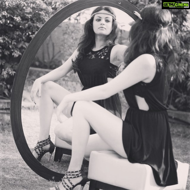Sneha Ullal Instagram - Mirror Mirror on the wall i dont care whose fair at all..#werebeautifulnow #wtf #picfrombefore