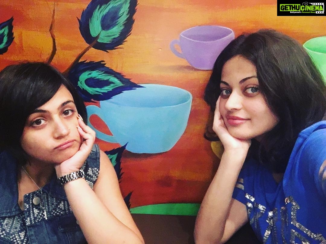 Sneha Ullal Instagram - Cupa coffee cafe caffeine heheheheh #absolutelynomakeup #naturaldull @shwetarohira