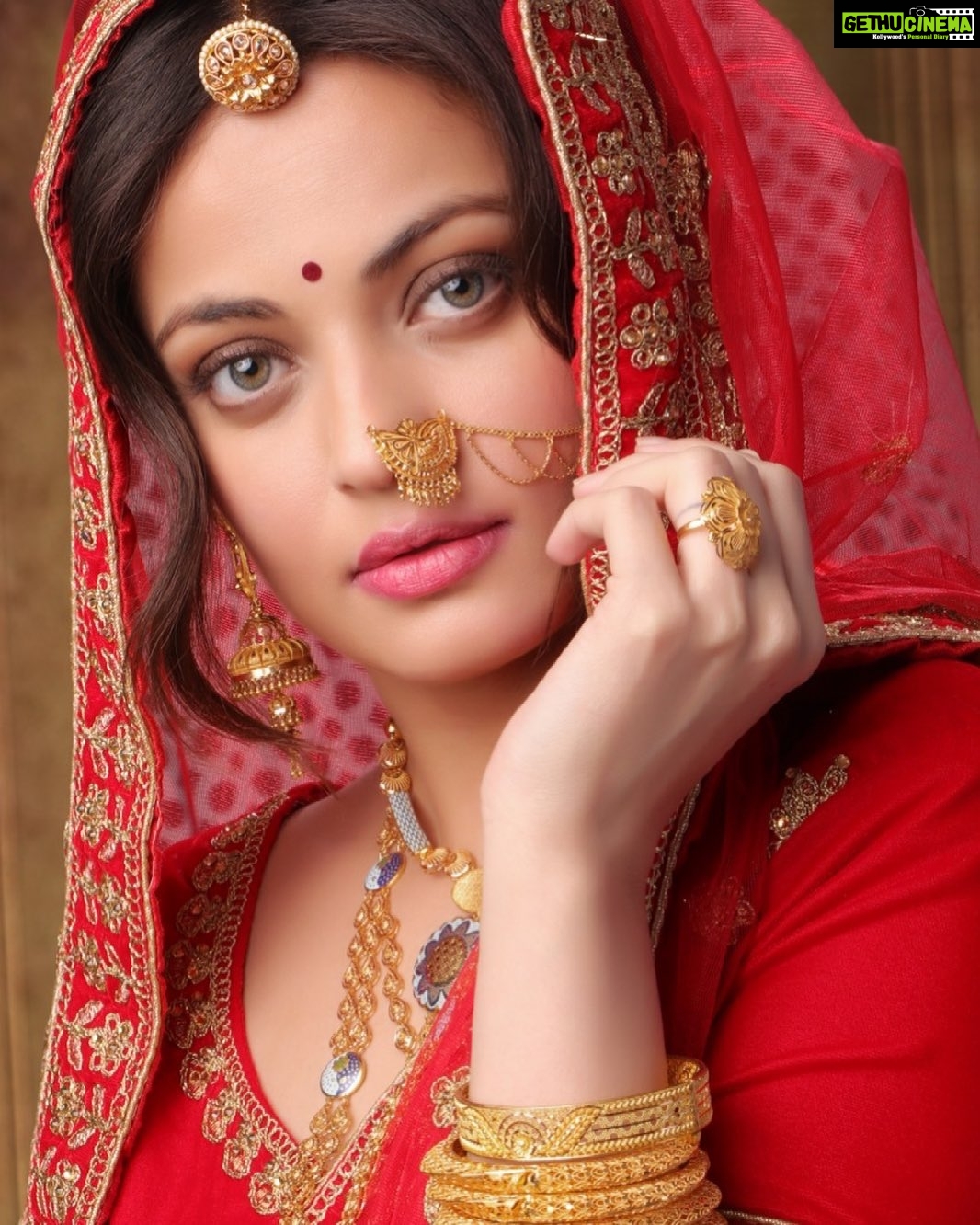 Sneha Ullal Instagram - 2021..Im a bride again. Jewellery shoot for Gold Bazaar . . #snehaullal #bridal #bollywood